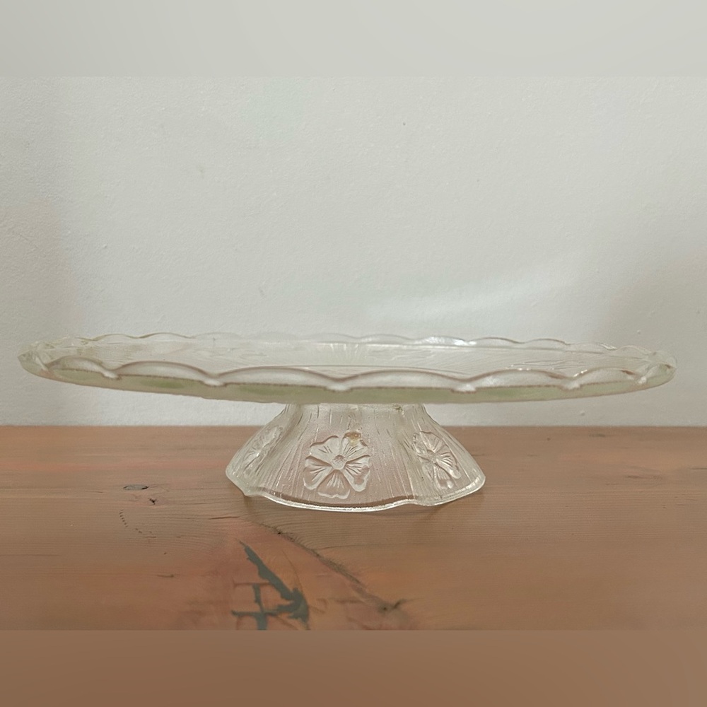 Glass cake stand